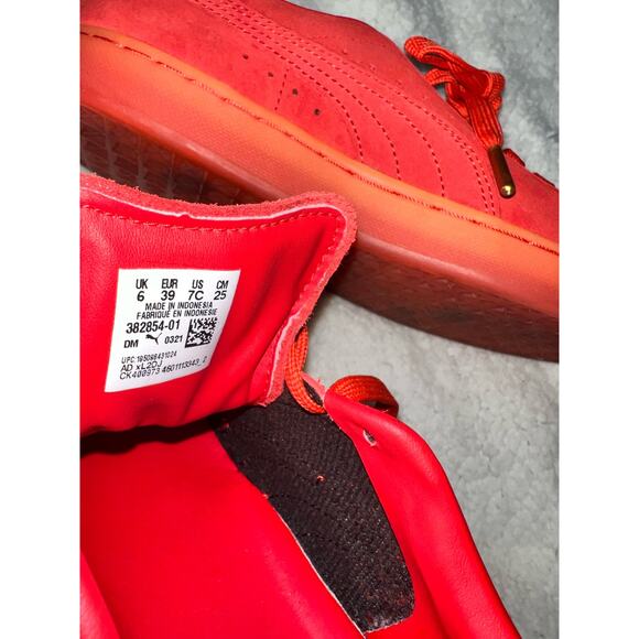 Puma Gummy Bear X Suede Classic Lace Up Red Sneakers - size 7 - D19 main image 6